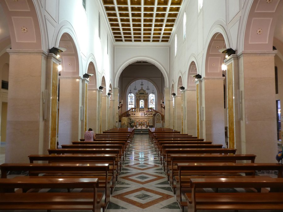 File:Manoppello, basilica del Volto Santo - Interno 02.jpg