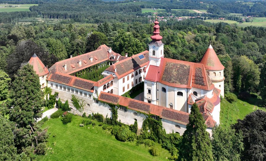 West-südwestliche Ansicht von Schloss Hollenegg in der Steiermark