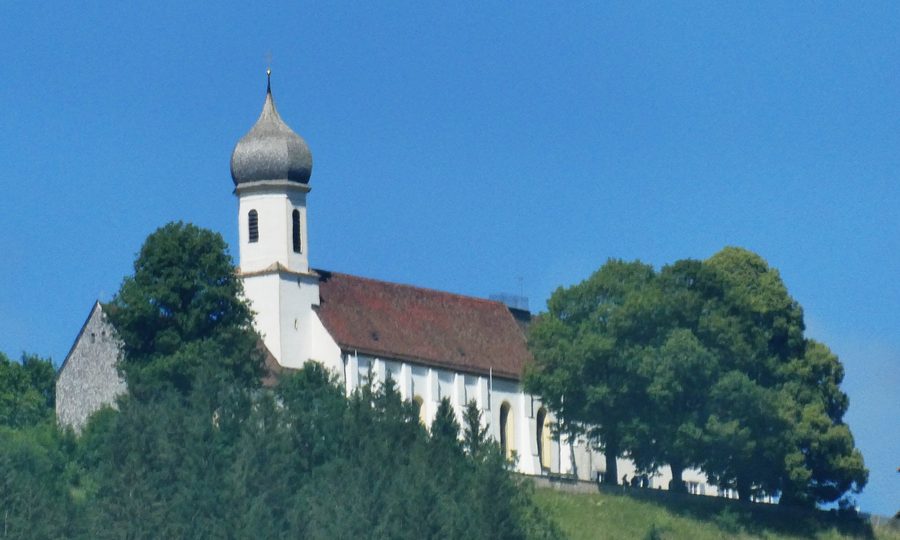 Wallfahrtskirche Mariä Himmelfahrt auf dem Hohen Peißenberg, von Westsüdwesten gesehen