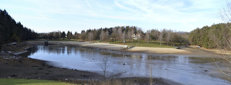 Panoramablick auf den im Dezember 2012 geleerten künstlichen Eginger See