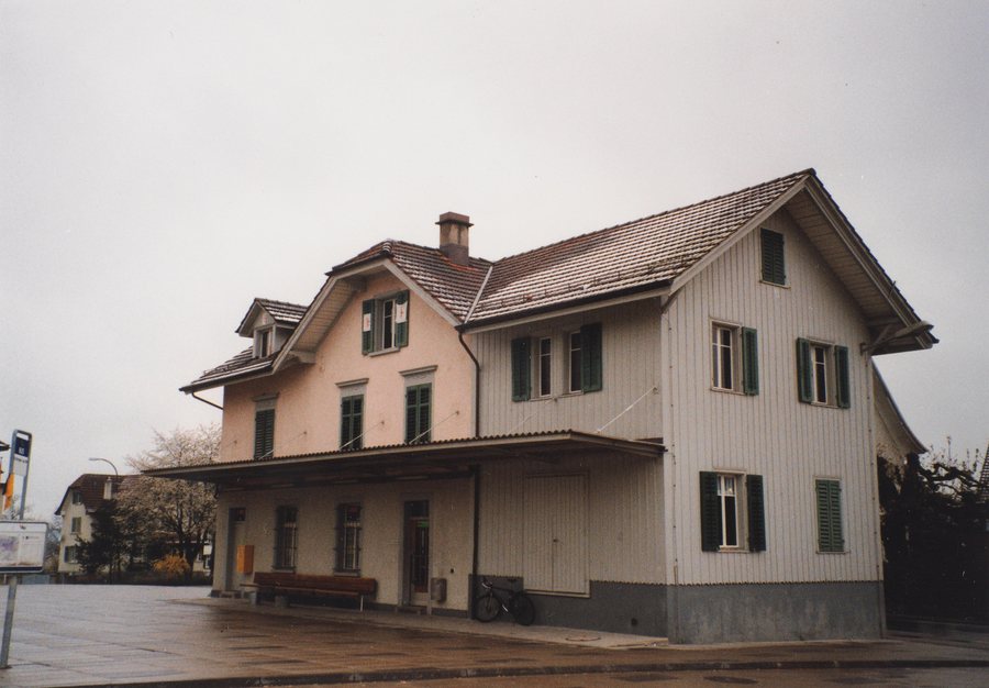 File:SBB Historic - F 122 00436 005 - Gossau ZH ex WMB Stationsgebaeude mit Gueterschuppen.jpg