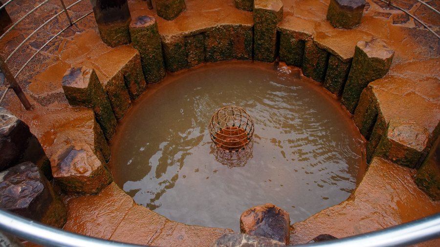 File:Geopark Vulkaneifel Kaltwasser- Geysir in Wallenborn 03.jpg