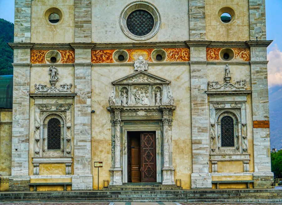 Fassade der Basilica Madonna di Tirano in Tirano