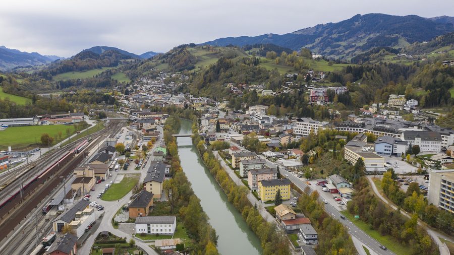 Schwarzach im Pongau vor der umliegenden Berglandschaft im Salzburger Land