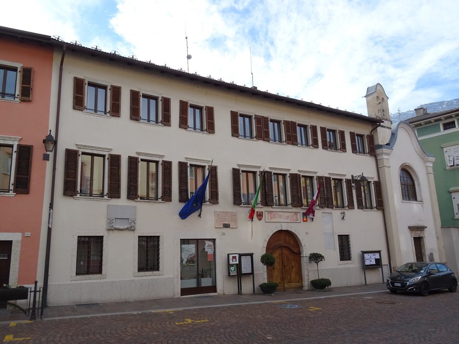 Rathaus von Lavis und die Kirche San Giovanni Nepomuceno in Lavis, Trentino