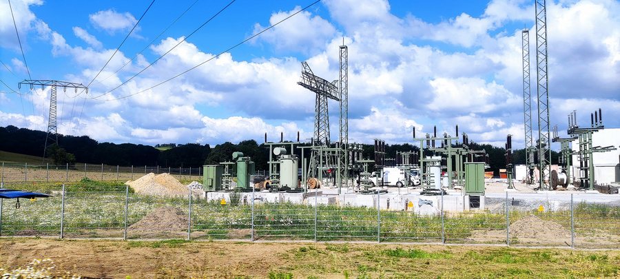 File:Neubau Umspannwerk an der Berghausstraße in Neustadt in Sachsen; Aufnahme im Juni 2024; Bild 2;.jpg