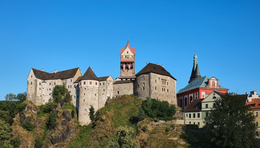Außenansicht der Burg Loket in der Region Karlsbad