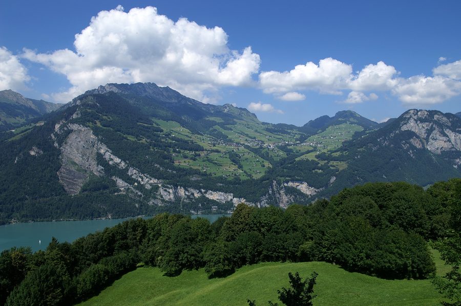 Blick von Filzbach auf dem Kerenzerberg über den Walensee zur Berglandschaft