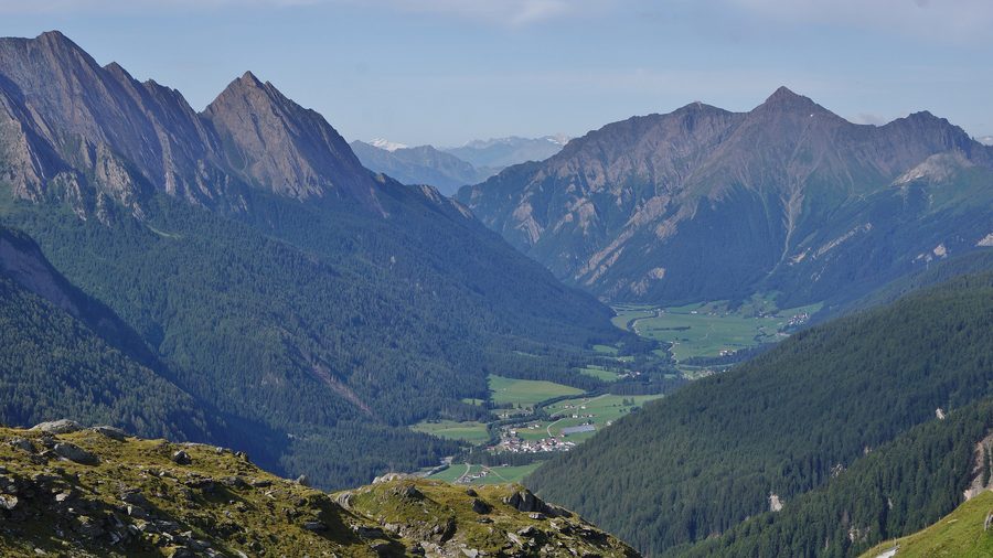 Blick vom Pfitscher-Joch-Haus über das Pfitschtal auf die Sarntaler Alpen sowie die Ortler- und Texelgruppe