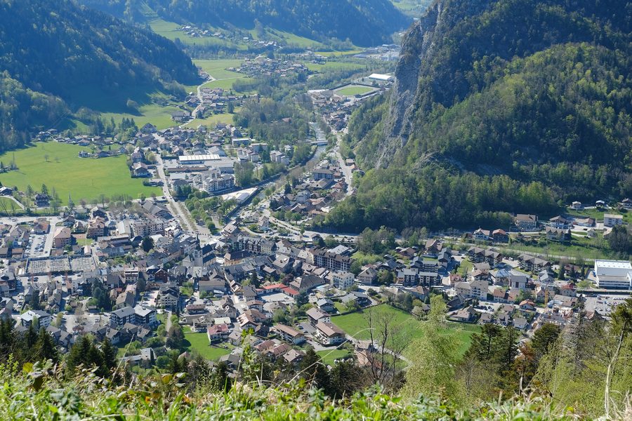 Blick auf das Thônes-Tal und die umliegende Berglandschaft in Haute-Savoie