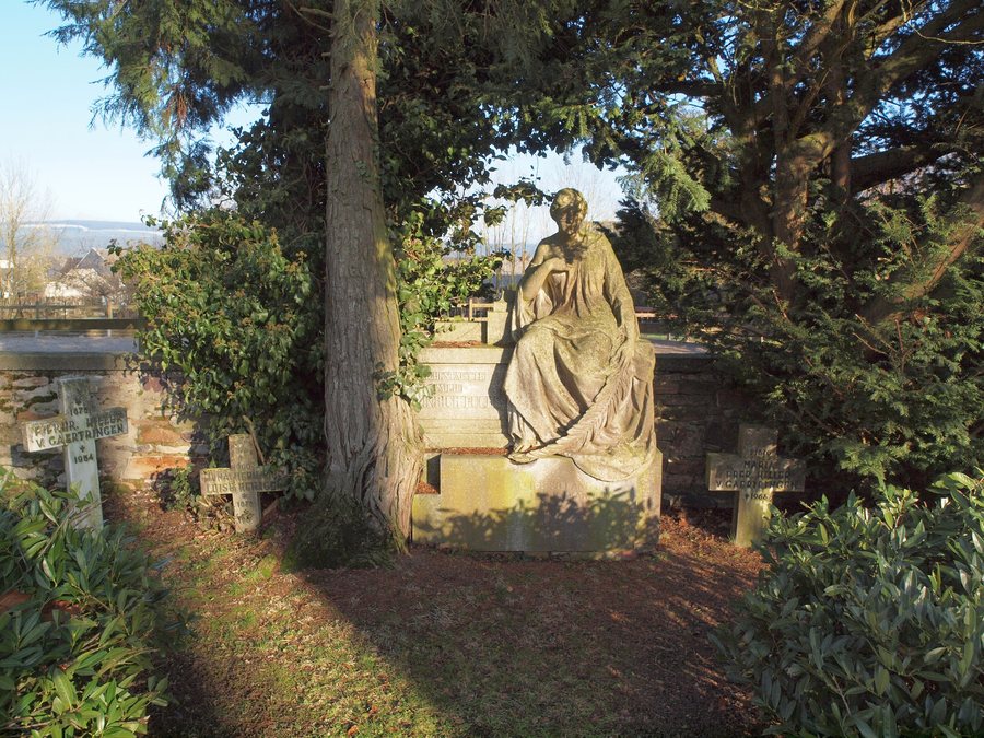 File:Grabsteine 01 Kempfeld.jpg