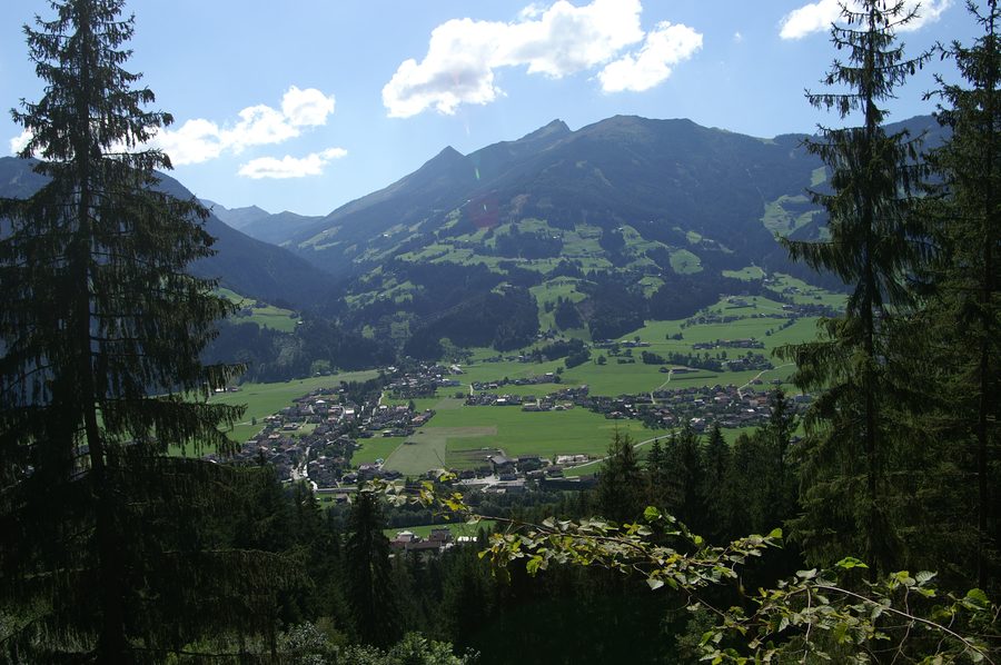 Blick auf Kapfing und Kleinboden bei Fügen im Zillertal