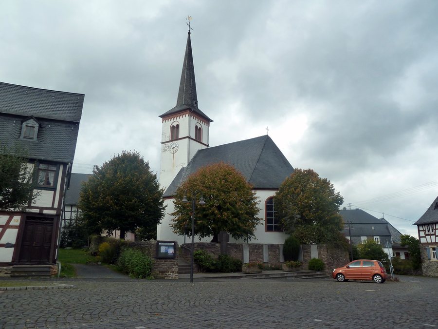 File:Ev. Kirche in Lötzbeuren - hier stand früher die Laurentius-Kapelle - panoramio.jpg