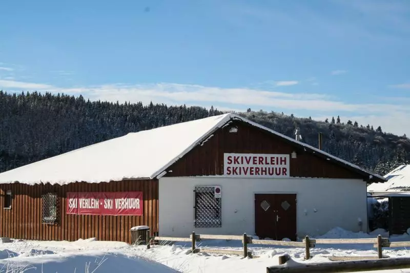 Skiverleih im verschneiten Winterberg