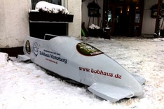 Bob vor dem Bobhaus Winterberg